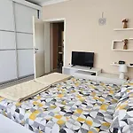 Ira's Square With Free Parking *