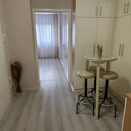 Ira's Square With Free Parking Daire *