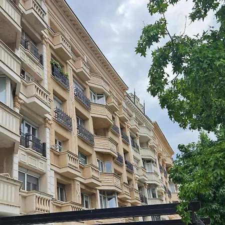 Ira's Square With Free Parking