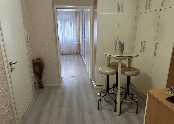 Ira's Square With Free Parking Lägenhet *