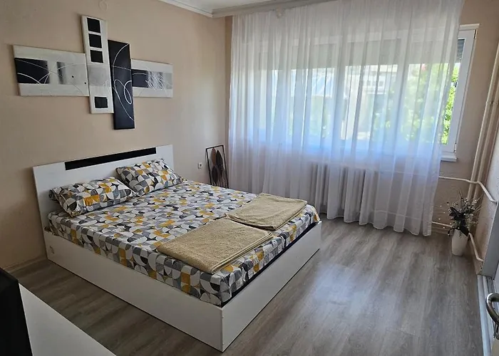 Ira's Square With Free Parking *